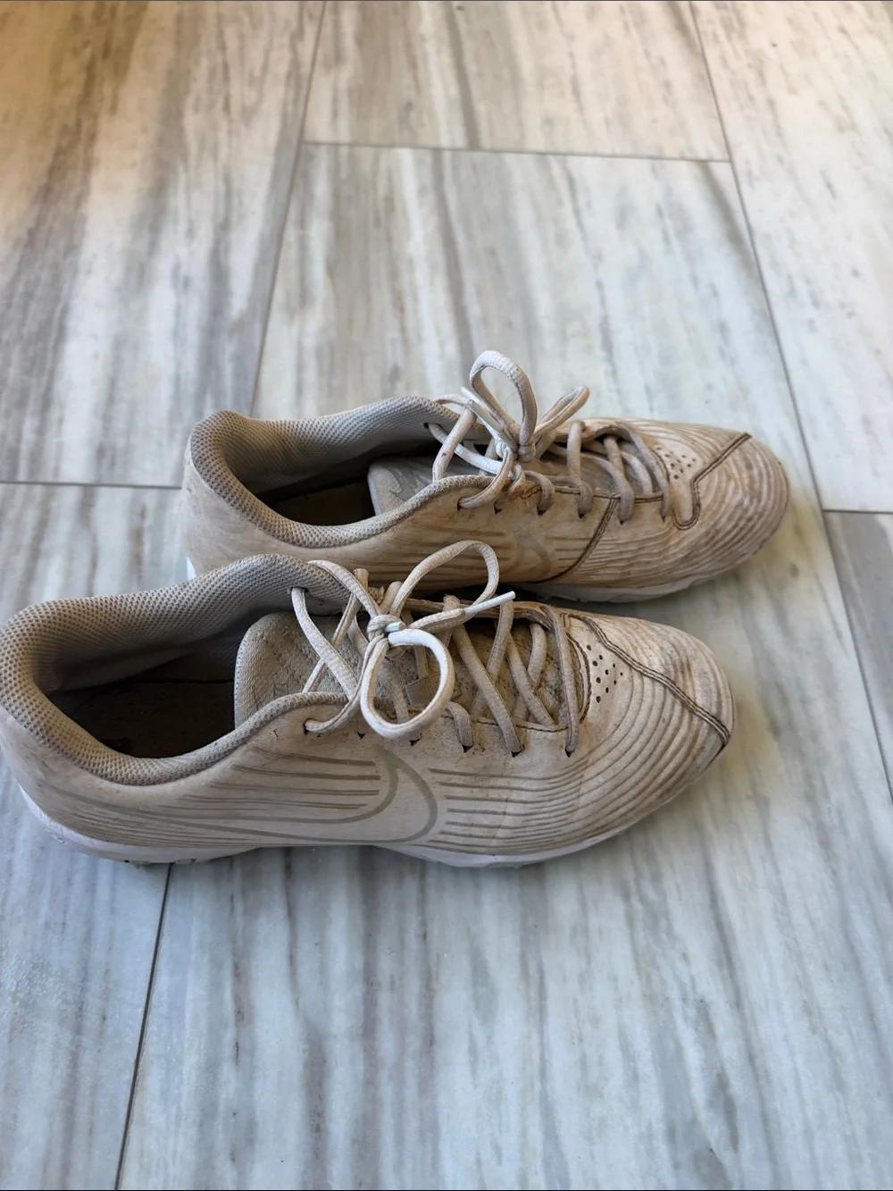 Nike Beige Lace-Up Athletic softball 🥎 cleats women size 9 1/2